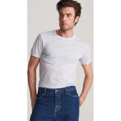 Wzorzysty T-shirt - Kremowy. Białe t-shirty męskie Reserved, s, bez wzorów, bez kołnierzyka. W wyprzedaży za 19,99 zł.