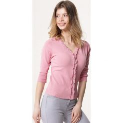 Różowa Bluzka Providing. Bluzki damskie Born2be. Za 14,99 zł.
