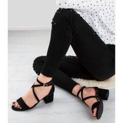 Sandałki damskie Laura Mode QL-69 Czarne. Czarne sandały damskie LAURA MODE, bez wzorów, z tworzywa sztucznego, klasyczne, bez obcasa, na obcasie, bez zapięcia. Za 99,00 zł.