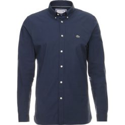 Lacoste Koszula marine. Niebieskie koszule męskie Lacoste, m, bez wzorów, z elastanu, marine, bez kołnierzyka, bez rękawów. Za 409,00 zł.