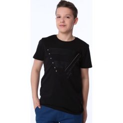 T-shirt chłopięcy z naszytą aplikacją czarny NDZ47001. Czarne t-shirty chłopięce marki Fasardi, z aplikacjami, bez rękawów. Za 39,00 zł.