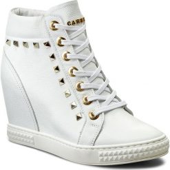 Sneakersy CARINII - B3028/P I81-000-000-B88. Białe półbuty damskie marki Carinii, na co dzień, bez wzorów, ze skóry, bez obcasa, na koturnie, bez zapięcia. W wyprzedaży za 259,00 zł.