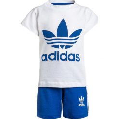 Adidas Originals SET Spodnie treningowe white/blue. Białe spodnie chłopięce marki adidas Originals, z bawełny. Za 129,00 zł.