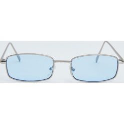 Okulary przeciwsłoneczne z niebieskimi szkłami. Niebieskie okulary przeciwsłoneczne męskie Pull&Bear. Za 49,90 zł.