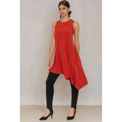 Trendyol Asymetryczna sukienka z falbanką - Red,Orange. Czerwone sukienki asymetryczne marki Trendyol, z poliesteru, z asymetrycznym kołnierzem. W wyprzedaży za 30,29 zł.