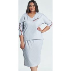 Spódnica z bluzką w szarym komplecie Blanca OVERSIZE PLUS SIZE WIOSNA. Szare spódniczki damskie Moda Size Plus Iwanek, na wiosnę, s, bez wzorów, z bawełny, z dekoltem w serek, bez rękawów, bez kaptura. Za 159,00 zł.