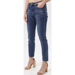 Granatowe Jeansy Slim Aegashell. Niebieskie jeansy damskie Born2be. W wyprzedaży za 59,99 zł.