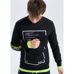 Bluza z asymetryczną kieszenią kolekcja Futuristic Youth - Czarny. Czarne bluzy męskie Cropp, s, bez wzorów, z asymetrycznym kołnierzem, bez rękawów, bez kaptura. W wyprzedaży za 49,99 zł.