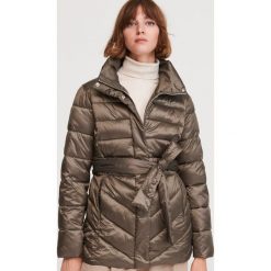 Pikowana kurtka z paskiem - Khaki. Brązowe kurtki damskie Reserved, bez wzorów, bez kaptura. Za 199,99 zł.