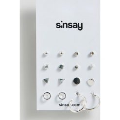 Kolczyki na sztyft - Jasny szary. Szare kolczyki damskie Sinsay, na sztyftcie. Za 15,00 zł.