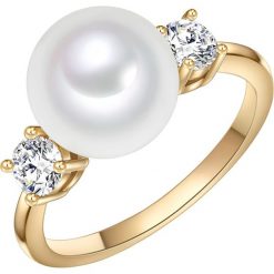 Pozłacany pierścionek z perłą i cyrkoniami. Żółte pierścionki damskie The Pacific Pearl Company, Nova Pearls Copenhagen & Co., z cyrkonią, złote. W wyprzedaży za 57,95 zł.
