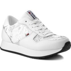 Sneakersy TOMMY JEANS - Sequin Sneaker EN0EN00190 White 100. Białe półbuty damskie marki Tommy Jeans, z jeansu. W wyprzedaży za 269,00 zł.