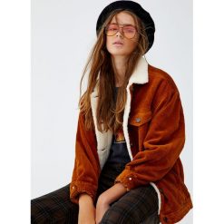 Luźna sztruksowa kurtka ze sztucznym barankiem. Szare kurtki damskie Pull&Bear, ze sztruksu. Za 199,00 zł.