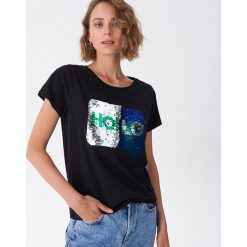 T-shirt z cekinową aplikacją - Czarny. Czarne t-shirty damskie House, s, z aplikacjami, bez kołnierzyka. W wyprzedaży za 19,99 zł.