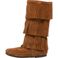 Minnetonka Kowbojki i Buty motocyklowe brown. Brązowe bez kategorii marki Minnetonka, z materiału. W wyprzedaży za 585,65 zł.
