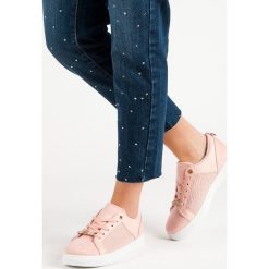 RÓŻOWE BUTY SPORTOWE. Różowe buty sportowe damskie producent niezdefiniowany, bez wzorów, bez zapięcia. Za 49,90 zł.