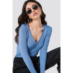 NA-KD Sweter basic w prążki - Blue. Niebieskie swetry klasyczne damskie marki NA-KD, z dzianiny, dekolt w kształcie v. Za 161,95 zł.