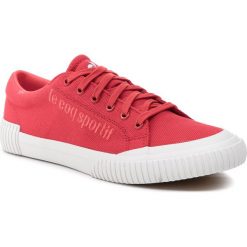 Tenisówki LE COQ SPORTIF - Dune Sport 1910544 Pure Red. Czerwone trampki męskie le coq sportif, bez wzorów, z gumy, sportowe, bez zapięcia. W wyprzedaży za 209,00 zł.