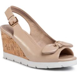 Sandały CLARA BARSON - LS5206-01 Beige. Brązowe klapki damskie Clara Barson, bez wzorów, ze skóry ekologicznej, bez obcasa, na obcasie. Za 99,99 zł.