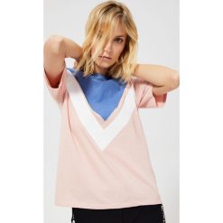Bluzka typu oversize. Różowe bluzki damskie Moodo, xs, w geometryczne wzory, z bawełny, klasyczne, z okrągłym kołnierzem. Za 19,99 zł.
