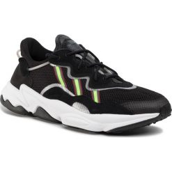 Buty adidas - Ozweego EE7002 Cblack/Sgreen/Onix. Czarne buty sportowe męskie Adidas, ze skóry, bez zapięcia. W wyprzedaży za 349,00 zł.