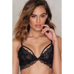 Biustonosze bardotka: NA-KD Lingerie Koronkowy biustonosz z zapinką z przodu – Black