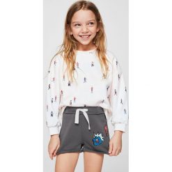 Mango Kids - Szorty dziecięce Perandy 104-164 cm. Szare spodenki dziewczęce marki Mango Kids, z haftami, z bawełny, casualowe. W wyprzedaży za 29,90 zł.