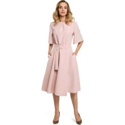 Pudrowa Rozkloszowana Sukienka z Poszerzanym Rękawem do Łokcia. Różowe sukienki damskie Molly.pl, na imprezę, s, bez wzorów, z tkaniny, eleganckie, bez kołnierzyka, bez rękawów, rozkloszowane. Za 139,90 zł.