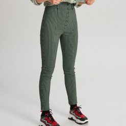 Spodnie high waist z guzikami - Khaki. Brązowe spodnie damskie Cropp, z podwyższonym stanem. W wyprzedaży za 29,99 zł.