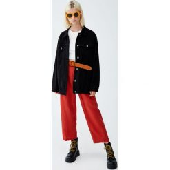 Jeansowa kurtka boyfriend. Niebieskie kurtki damskie Pull&Bear, bez wzorów, z jeansu, bez kaptura. Za 119,00 zł.