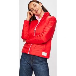 Calvin Klein Jeans - Kurtka dwustronna. Czerwone kurtki damskie Calvin Klein Jeans, s, bez wzorów, z poliesteru, krótkie. W wyprzedaży za 339,90 zł.