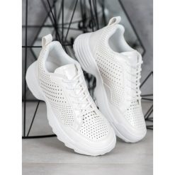 Lekkie aŻurowe sneakersy. Sneakersy damskie KYLIE, ze skóry ekologicznej. Za 119,90 zł.