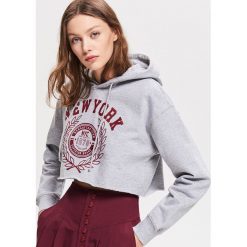 Krótka bluza z kapturem - Jasny szar. Szare bluzy damskie marki Reserved, s, bez wzorów, z krótkim rękawem, krótkie, z kapturem. Za 69,99 zł.