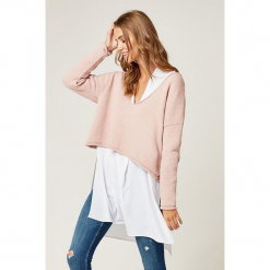 Sweter w kolorze jasnoróżowym. Czerwone swetry klasyczne damskie marki SCUI. W wyprzedaży za 139,95 zł.