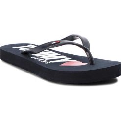 Japonki TOMMY JEANS - Love Tj Beach Sandal EN0EN00316 Tommy Navy 406. Niebieskie klapki damskie Tommy Jeans, bez wzorów, z jeansu, bez obcasa. W wyprzedaży za 99,00 zł.