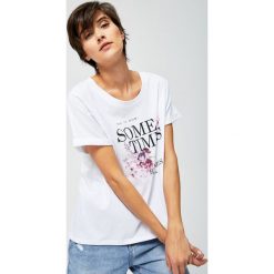Koszulka z dłuższym tyłem. Białe koszulki damskie Moodo, xl, bez wzorów, bez kołnierzyka, bez rękawów. Za 24,99 zł.