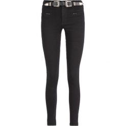 Jeansy Slim Fit Guess W94A20 D3TK2. Czarne jeansy damskie Guess. W wyprzedaży za 339,00 zł.