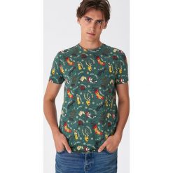 T-shirt z nadrukiem all over - Khaki. Brązowe t-shirty męskie House, s, z nadrukiem, bez kołnierzyka. Za 49,99 zł.