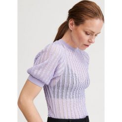 Ażurowa bluzka - Fioletowy. Fioletowe bluzki damskie Reserved, s, bez wzorów, bez kołnierzyka, bez rękawów. W wyprzedaży za 55,99 zł.