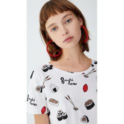 Koszulka sushi. Białe t-shirty damskie Pull&Bear. Za 29,90 zł.