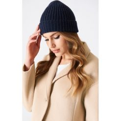 NA-KD Accessories Czapka z prążkowanej dzianiny - Blue,Navy. Niebieskie czapki damskie marki NA-KD Accessories, z dzianiny. W wyprzedaży za 36,98 zł.