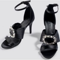 NA-KD Shoes Zdobione sandały na obcasie - Black. Czarne sandały damskie NA-KD Shoes, z satyny, na wysokim obcasie, na obcasie. Za 121,95 zł.