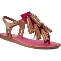 Sandały MELISSA - Solar + Salinas II Ad 31716 Brown/Light Pink 50524. Różowe klapki damskie Melissa, bez wzorów, z tworzywa sztucznego, bez obcasa. W wyprzedaży za 259,00 zł.