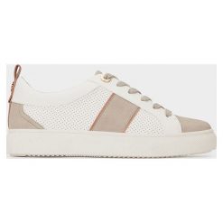 Parfois - Buty. Białe buty sportowe damskie Parfois, bez wzorów, z materiału, sportowe. W wyprzedaży za 99,90 zł.