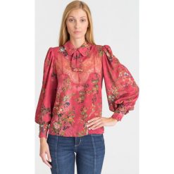 KOSZULA ELISABETTA FRANCHI W KWIATY. Różowe koszule damskie Elisabetta Franchi, na imprezę, w koronkowe wzory, z koronki, z włoskim kołnierzykiem, bez rękawów. Za 849,50 zł.
