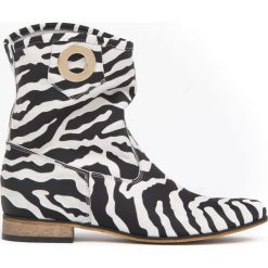 Wsuwane botki na płaskiej podeszwie - skóra naturalna - model 270 - kolor zebra. Botki damskie Zapato, ze skóry, klasyczne, bez obcasa, na płaskiej podeszwie, bez zapięcia. W wyprzedaży za 319,20 zł.