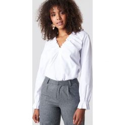 NA-KD Classic Top z drapowanym dekoltem - White. Białe topy damskie NA-KD Classic, bez wzorów, bez kołnierzyka. Za 121,95 zł.