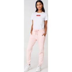NA-KD Basic Spodnie dresowe basic - Pink. Różowe spodnie damskie marki NA-KD Basic, z bawełny. W wyprzedaży za 70,66 zł.
