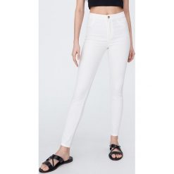 Spodnie skinny fit - Biały. Białe spodnie damskie Sinsay, bez wzorów. W wyprzedaży za 25,99 zł.