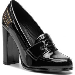Półbuty TOMMY HILFIGER - Iconic Patent Loafer FW0FW04003 Black 990. Czarne półbuty damskie lakierowane marki TOMMY HILFIGER, z materiału, z okrągłym noskiem, na obcasie. Za 649,00 zł.